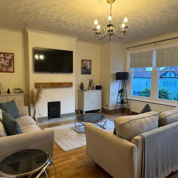 2 bed apartment close to beach, hotel in Herne Bay