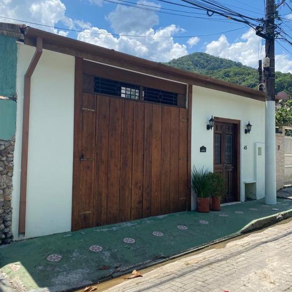 Casa com piscina e 3 suítes à menos de 30m do mar