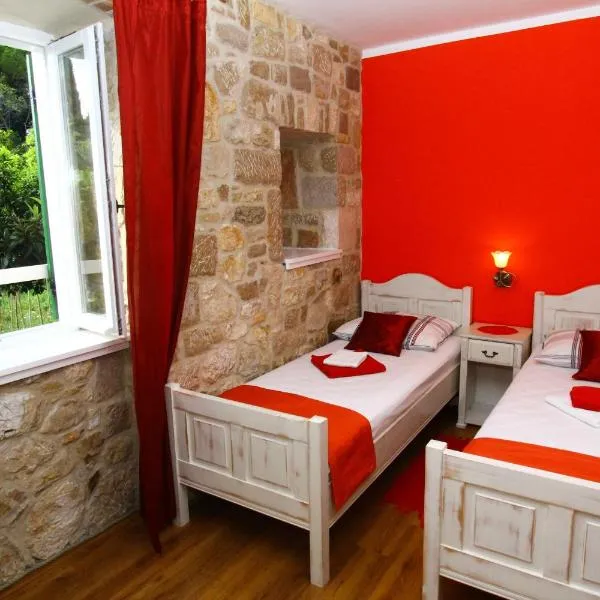 Two rustikal apartments in Vila ''U Kali'' close to the beach, reserved parking place, hotel v destinaci Sveti Filip i Jakov