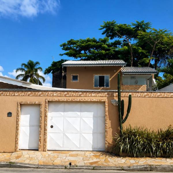 Casa espaçosa com piscina e garagem - Caraguatatuba