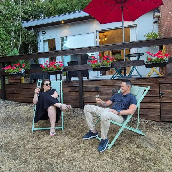 LE PETIT CHALET - Bungalow: Waulsort şehrinde bir otel