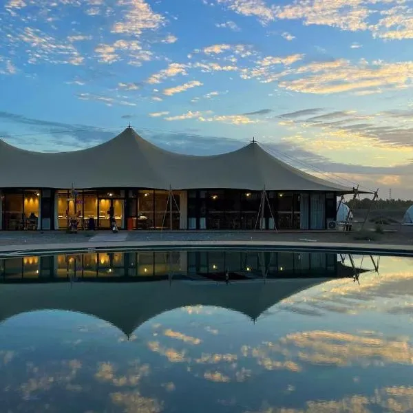 Dunhuang Desert Galaxy Celestial Palace - Glamping Resort,Dunhuang Airport的飯店