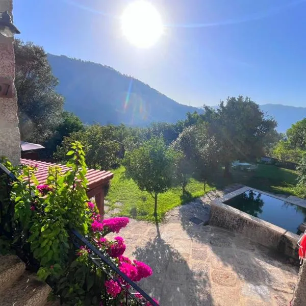 Villa Dos Santos - Gerês Country House、ジェレスのホテル