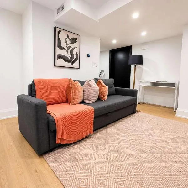 Stylish 2BR West End Oasis Near High Park, hotel di Toronto
