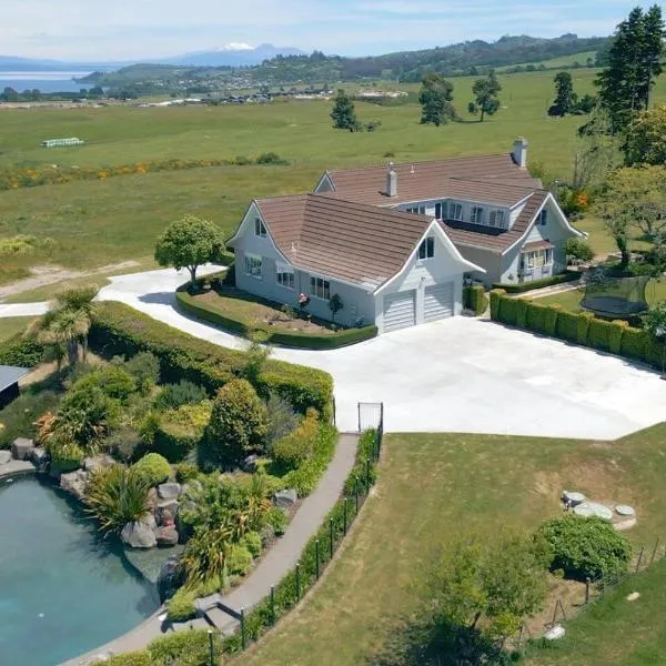 Lake Taupō Estate for 18ppl Pool, Spa & Big Views, hotel v destinaci Taupo