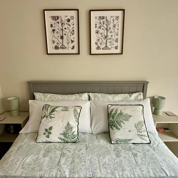 The Bit On The Side, Private Studio, Own Entrance, Free Driveway Parking, 10 min Drive to Bath, Cheap EV point, hotel di Bath