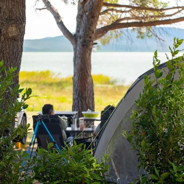 Camping Vransko jezero - Crkvine, hotel sa Pakoštane