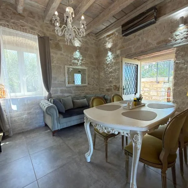 Stone house Chiara Seaview – hotel w mieście Funtana