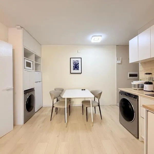 Modern 2BR apartment next to Dept Store, hotel v mestu Ulaanbaatar