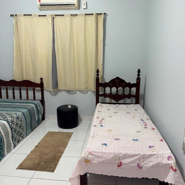 Quarto Dinha c Banheiro e Ar condicionado