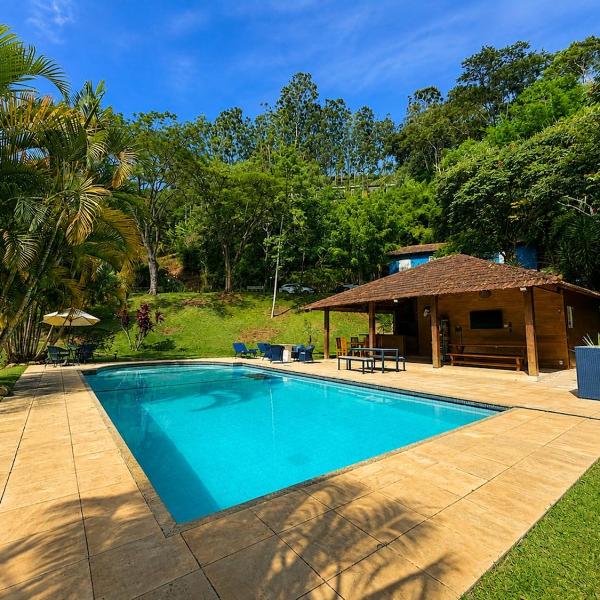 Suítes privadas com piscina, churrasqueira, sala de jogos e cavalos