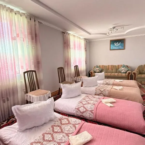 Medina Guest house Ak muz Kel Suu Köl Suu 130km, hotel di Naryn