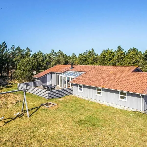10 person holiday home in Blåvand โรงแรมในบลอแวนด์