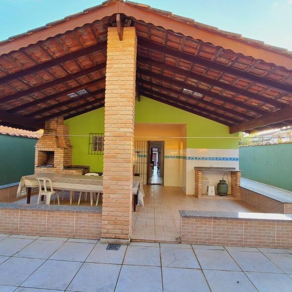 Casa com suítes, perto da praia