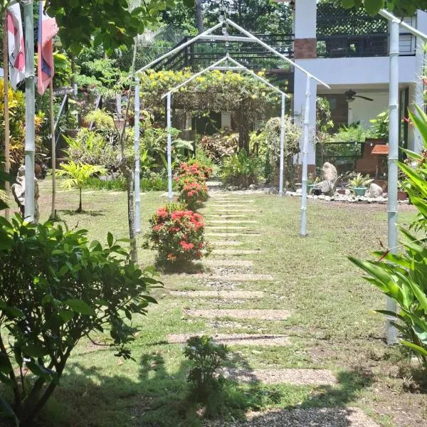The English Filipina Secret Garden Resort, hotel em Iloilo City