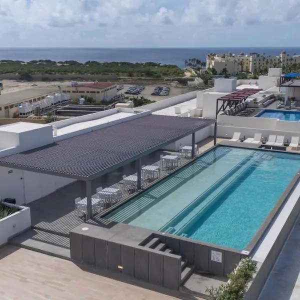 Endless Summer - Award Winning 2Bed 2Bath Condo - Heated Rooftop Pool with Ocean Views - Gym - 5min walk to Beach - Fiber Internet - Sleeps 6 – hotel w mieście Cabo San Lucas