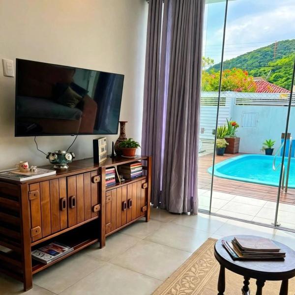 Casa inteira 3 quartos 6 pessoas com piscina de água salgada e hidromassagem em Porto Belo á 8 min do mar