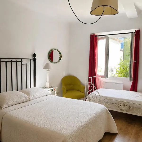 Chambre de charme dans un mas au cœur de Maubec dans le Luberon, hotel di Maubec