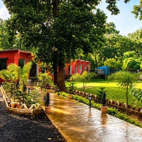 Bandhavgarh Tiger Resort, hotel em Tāla