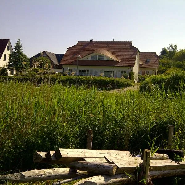 Ferienhaus Boddenkiek mit Wasserblick in Seedorf, Hotel in Seedorf