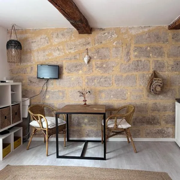 Studio Cosy Rue piétonne calme Centre-ville Uzès Climatisé, hotel v destinácii Uzès