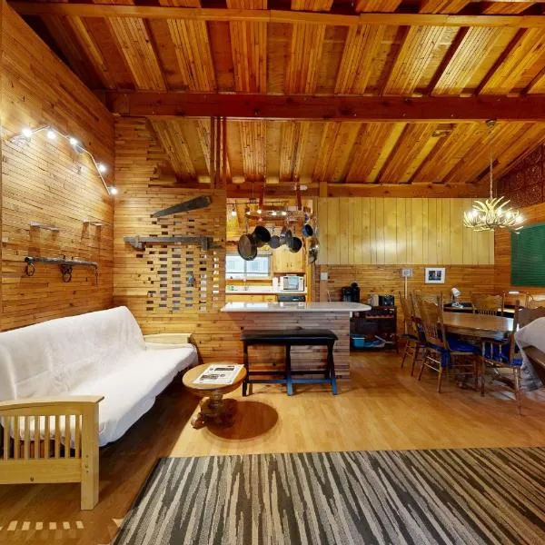 Caribou Cabin, хотел в Munds Park