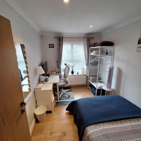 Cosy Gated Room with Free Secure Parking Private Bathroom, hotel i Woking