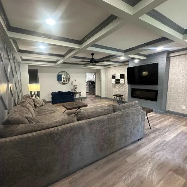 Spacious Dawsonville 4 bedrooms with 8 beds Sleeps 10 for Work crews and Large groups of friends and families, Hotel in Dawsonville
