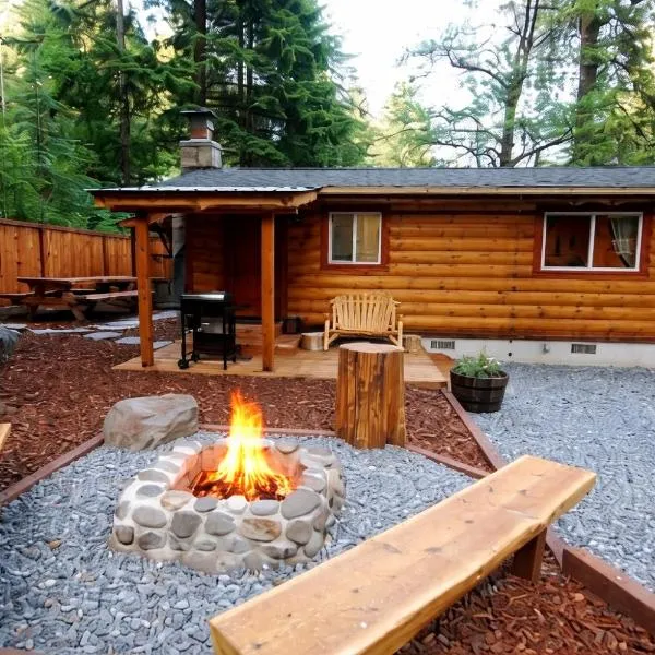 Knotty Shack- Unique Tiny Log Cabin with Hot Tub, отель в городе Эшфорд