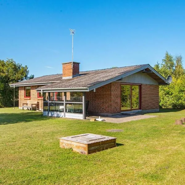 6 person holiday home in Ørsted-By Traum, hotel en Ørsted