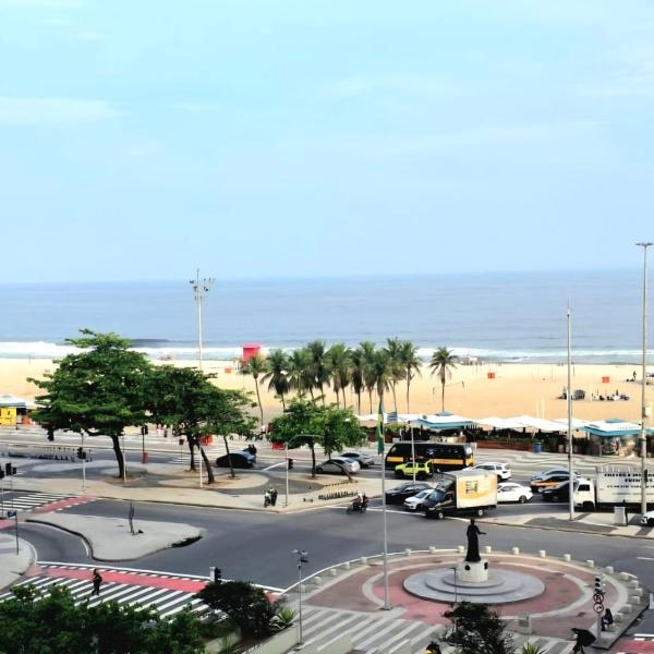 Acorde olhe para o Mar de Copacabana na quadra da praia o apartamento foi preparado para ser o cenário das melhores memórias de suas férias com um ambiente iluminado e refrigerado você encontra aqui um espaço ideal para relaxar com sua família e amigos