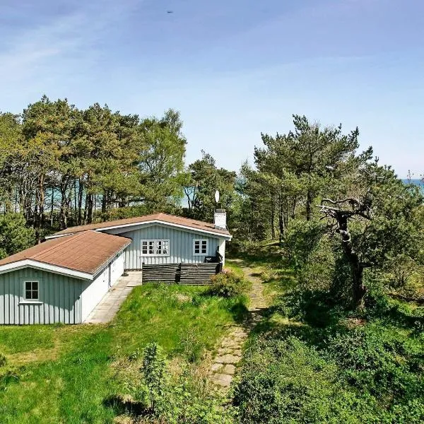 6 person holiday home in Nexø, hotel em Balke