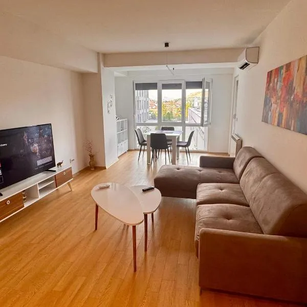 Modern & Bright Apartment with Vardar River view โรงแรมในสโกเปีย