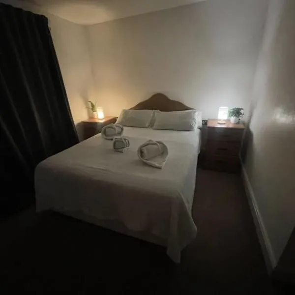 Cozy En-Suite Room with full Home Access, hotel i Harrow