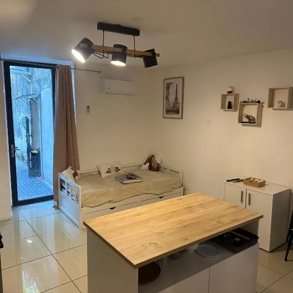 Appartement Centre ville climatisé wifi netflix, hotel en Carmaux