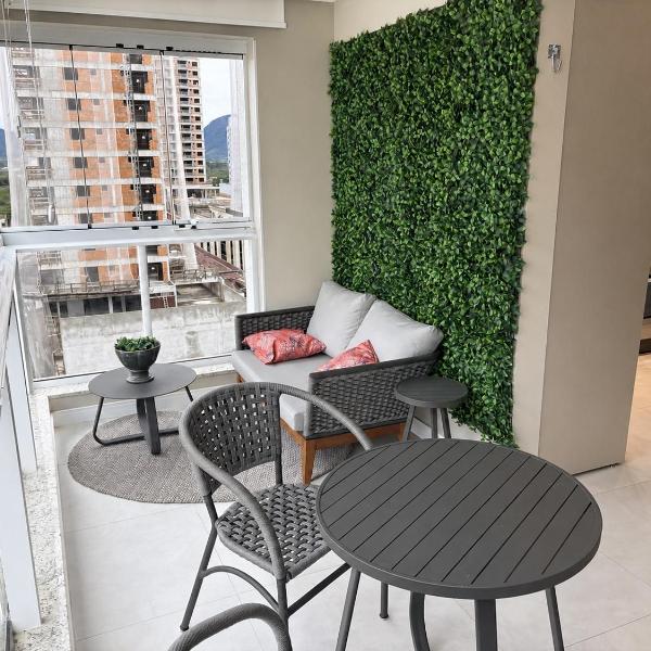 Apartamento com Varanda Gourmet a 400 m Meia Praia