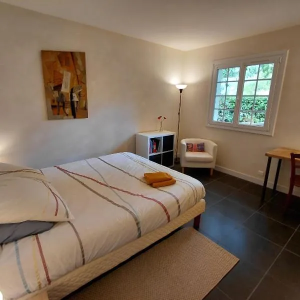 Chambre Cozy lit QueenSize avec salle de bain et wc privés, hotel di La Chapelle-sur-Erdre