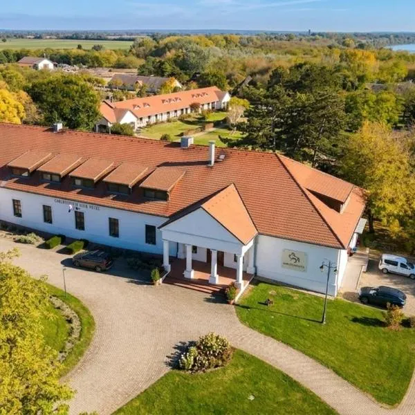 Sarlóspuszta Club Hotel, hotel in Tatárszentgyörgy