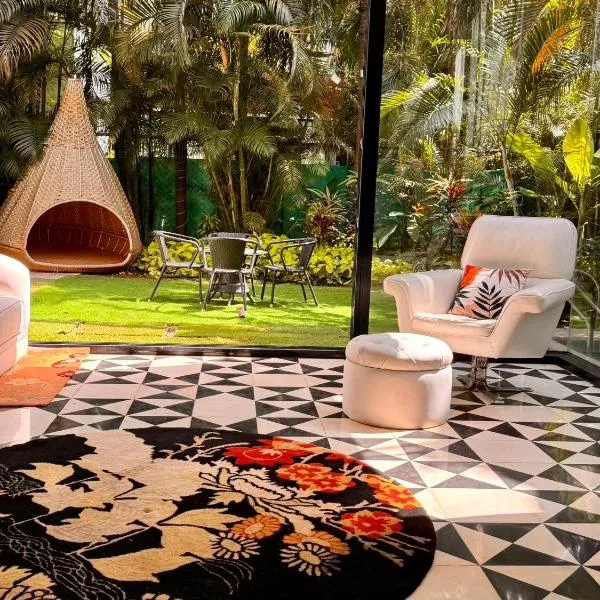 Casa Mahua, Anjuna Vagator near Beach, with Pvt pool & Garden, hotel di Vagator