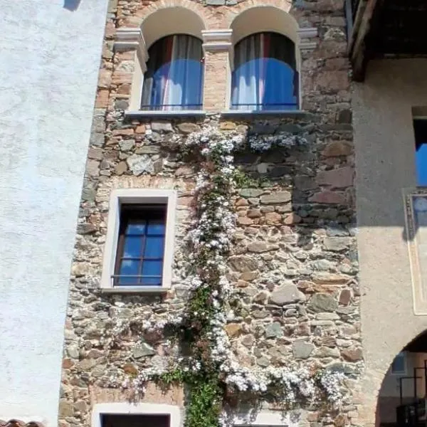 Antica torre del castello Casa Ceresiana, ξενοδοχείο σε Carabietta