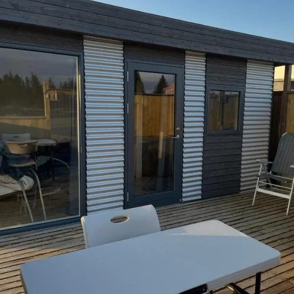 Adorable Tiny House in Reykjavik, Hotel in Gufunes