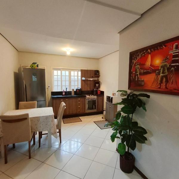 Casa completa com garagem e tomada para carro eletrico