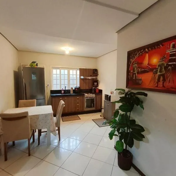 Casa completa com garagem e tomada para carro eletrico, Hotel in Tubarão