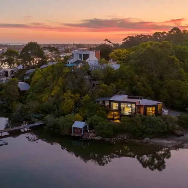 The Hide Away - Scenic Waterfront Escape, hôtel à Kalimna