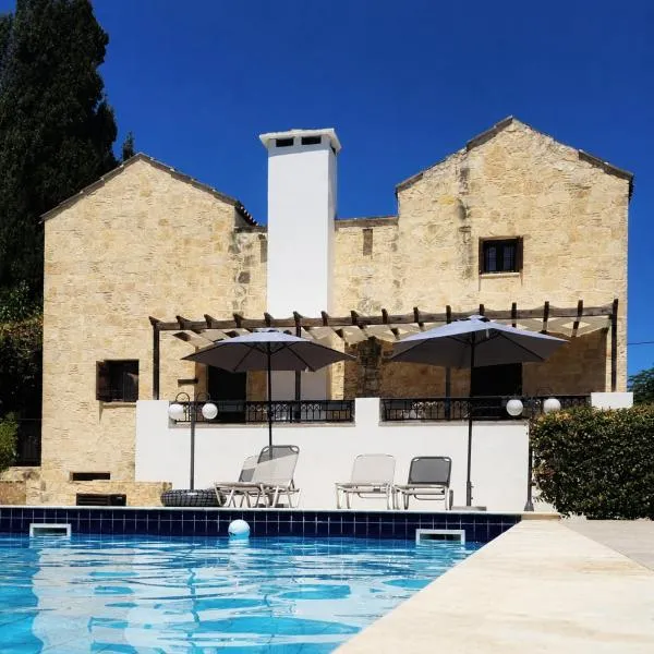 Villa Penelope Stone Retreat with Pool in Crete, hotel em Douliana
