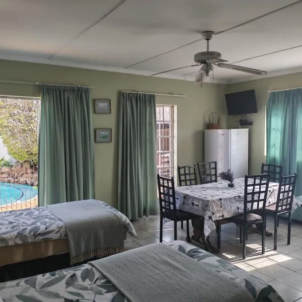 Amberlight Self Catering Accommodation, hotel di Krugersdorp