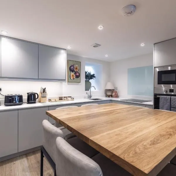 Chic Central Cheltenham Home for 8、チェルトナムのホテル