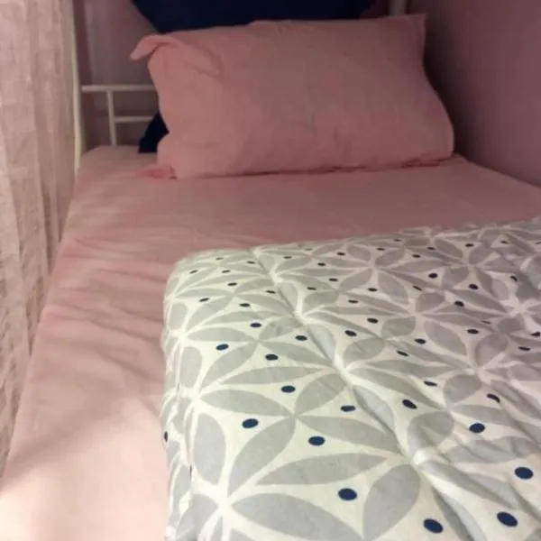 Femme Girls Dortoire daily stay 8pm to 10am, hotel em Bobigny