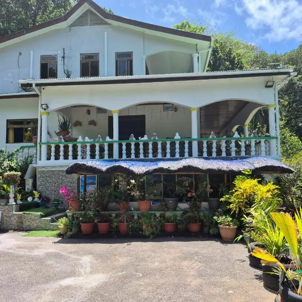 Tandif Villa Sea View, hotell i Takamaka