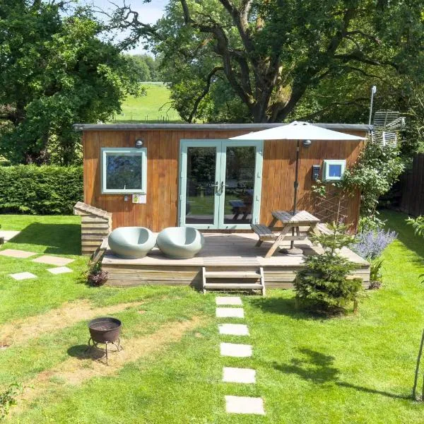 The Hideaway at Hidden Wood Glamping, хотел в Corsley